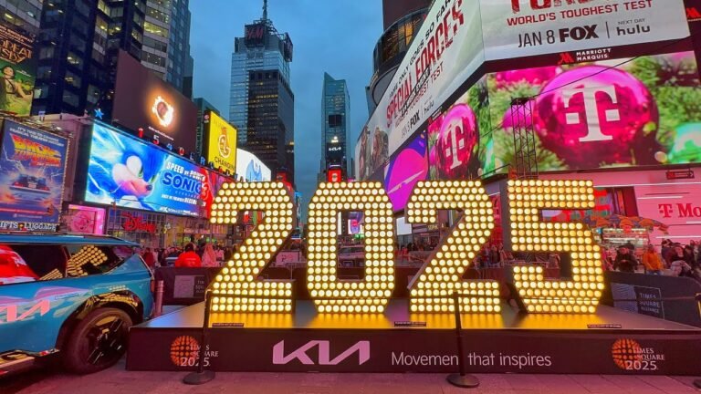 NYC Times Square New Years Eve 2025 Preparation 4K HDR : 2025 Numerals at Times Square Manhattan NYC